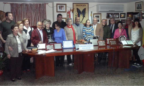 Foto de Familia con todos los recitaroes, ganadores, la directiva de Poets Unidos de Valencia y Juan Benito, Creador de la Rima Jotabé