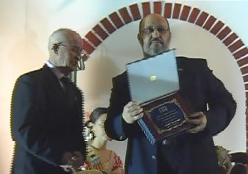 Entrega de una placa conmemorativa