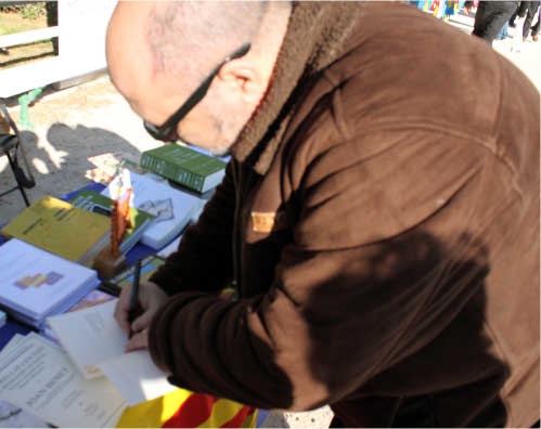 Firma de libros en la I Feria de Entidades Valencianistas