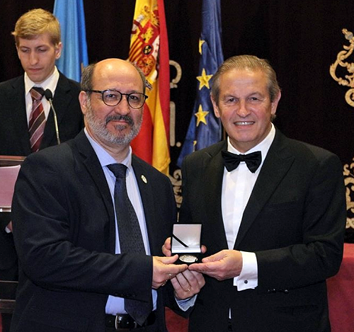 Recibiendo la Medalla de Oro del Foro Europeo Cum Laude