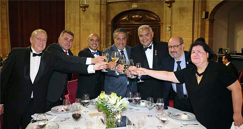 Recibiendo la Medalla de Oro del Foro Europeo Cum Laude