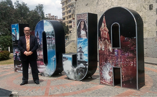 Al pie del monumento Puerta de la Ciudad en Loja.