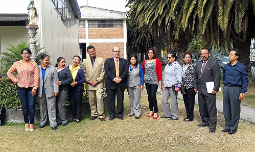 Junto al rectorado del centro y parte del profesorado