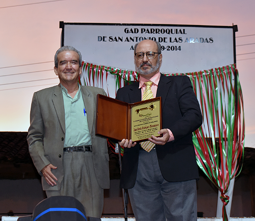 Don Francisco Jaramillo Alverca, alcalde de la Ciudad de Quilanga, hace entrega de las Llaves de la Ciudad a Juan benito Rodríguez Manzanares