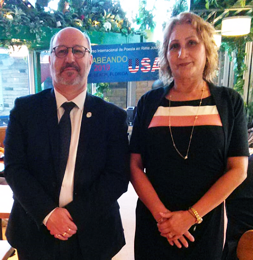 Junto a la poeta Gertrudis Dueñas Roman.